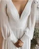 Szyfonowa suknia ślubna z długim rękawem z długim rękawem z długim rękawem Pleat V-Neck Gorgeous Court Train Suknie Bridal Simple Beach Pełen wdzięku Robe de Mariage