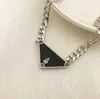 Collana con lettera in acciaio al titanio triangolo europeo e americano moda strada personalità hip hop semplice catena clavicola femminile alta3373498