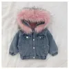 ダウンコートの冬の赤ちゃんの女の子暖かい厚いデニムジャケットの毛皮のフード付き幼児の上りコットン子供パーカー子供が防風