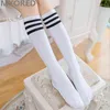 Myored Candy Colored Stripes Bomull Sexig Kvinnor Lång Socks Style Party Street Dancing Knee Sock Y1119