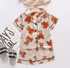 다른 스타일! 디자이너 여름 어린이 잠옷 어린이 디자인 의류 ​​소녀 소년 아기 만화 곰 홈 착용 2 피스 세트 반팔 양복 아이