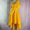 Vestidos de ocasião amarelo irregulares de mulheres Flare Flare Plissado com gravata borboleta comemorar senhoras datada noite jantar vestidos 210309