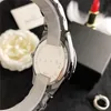 Modemerk Horloges vrouwen Meisje kristal Grote letters stijl Metalen stalen band Quartz Polshorloge M118