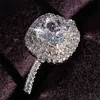 女性のための実質的な925のスターリングシルバーの結婚指輪女性の高級クッションカット4ctシミュレートされたダイヤモンドエンゲージリングフィンガージュエリー