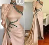 Pink Evening Blush Satin Dresses 2021 High Neck One Shoulder Side Split Sexig Dubai Arabic Prom Party Gowns Hunter Green Pärled Ruched Robes