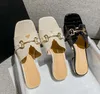 2022 새로운 슬리퍼 여성 패션 착용 금속 스팽글 야외 신발