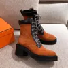 Mode Designer Platform enkellaarsjes, lederen lace-up damesschoenen, dikke hak zittende strijd, Cavalier Martin Enkle, luxe merk schoenen fabriek directe verkoop, maat 35-41