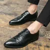 2022 Designer gentleman pekade mönster patent läder skor för mens bröllopsklänning prom homecoming oxford sapatos tenis masculino