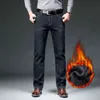 SHAN BAO Hiver Marque Fit Droite Polaire Épais Chaud Jeans Classique Badge Jeunes Hommes D'affaires Casual Taille Haute Denim Jeans 211124
