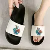 スリッパ女性夏のビーチPVC柔らかい唯一のスライドサンダルレディース屋内ホーム漫画バタフライ花柄プリント女性の靴