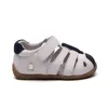 Kleine Jungen Sandalen Echtes Leder Geschlossene Zehe Neue Kinder Schuhe Kleinkind Sommer Schuhe Arch Support Orthopädische Einlegesohle SandQ 210306