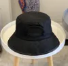 Erkekler ve Kadınlar Için Tasarımcı Tam Mektup Kova Şapka Moda Katlanabilir Kapaklar Siyah Balıkçı Şapkalar Plaj Güneşlik geniş kenarlı Kapaklar Katlanır bayanlar Melon Dropship