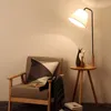 lámpara de piso estándar