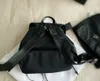 Unissex Luxury Schoold Bag Designers Mens mochilas pretas Tamanho médio 2021 Sacos de ombro de moda com bolsos Triângulo para Women274h