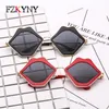 Lunettes de soleil fzkyny femmes belles lèvres façonner les dames élégant marque de la personnalité de concepteur sexe de soleil rouge verres de soleil miroir miroir Eyewear300o