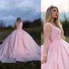 2021 Сексуальные розовые Платья Pinkeanera Платья Ball Gown Deep V-образным вырезом Кристалл Бисером Длинные Рукава Тюль Плюс Размер Сладкий 16 Официальная вечеринка PROM Вечерние платья Часовня Поезд