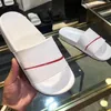 Sapatos de Luxo Slides Trainer Mule Mule Calf Couro Chinelos Micro Sola Mistura Materiais Anatômicos Palmelho Espuma Espuma Sapatilhas Luxo Chinelos 8 Cor com Caixa