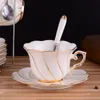 手描きの金の骨の再利用可能なエスプレッソカップヨーロッパの午後の茶色の茶コーヒーカップハイエンドのTasse Cafe Mug皿セットの食器