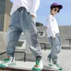 Корейская детская одежда малыш мальчиков джинсы письма вырывает печать брюки весенние падение подростки сыпучие джинсовые брюки брюки малыша одежда 210622