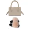 Sapatos femininos Extra Fluffy Luxury Flatores e bolsas de luxo e lâminas de peles de raposa e conjuntos de bolsa de giro de chinelos de sandálias peludas com BAG5745682