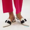 Designer mulheres saltos baixos bombas deslizamento no dedo do pé apontado sapatos de escritório senhoras verão moda arco feminino sandálias pretas