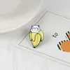 Härlig kawaii banan vit hårig katt hård emalj tecknad djur broscher lapel pins smycken tillbehör