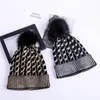 ビーニー/スカルキャップファッション女性編み帽子冬の金属色のねじれ暖かいウールの女性帽子カジュアルレディース女性織りキャップビーニーファーボール