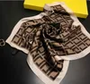디자이너 실크 스카프 브라운 검은 색 최고 품질의 유명한 브랜드 편지 패션 패턴 스카프 여성 목도리 크기 50 * 50cm 얇은 부드러운 멋지다