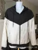 Baixo preço homens mulheres esportes windbreaker jaquetas cores contrato de retalhos impermeáveis ​​jaqueta zíperes para cima casacos com capuz
