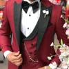 2021 Classy Burgundia Ślub Tuxedos Męskie Garnitury Slim Fit Peaked Lapel Prom Bestman Groomsmen Blazer Wzory Three Piece Set (Kurtka + Spodnie + Kamizelka + Bowtie) B2021