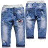 pantaloni blu del bambino