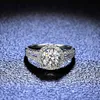 925 Sterling Silver Halo Diamond Kvinnor 1 CT 100% GRA Moissanite Engagement Ringar med Side Stone Bridal Band Fine Smycken