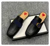 gucci gg Вы 2024 Designer Princetown Slippers Griner Mules en cuir véritables Charges métalliques Chaîne confortable Chaussure décontractée Lace Velvet Slipper Box GGITYS 0I18