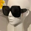 Solglasögon designer mode solglasögon för kvinnor fyrkantig svart frist personlighet wisp tomma gyllene bokstäver tempel med kedjegradient färglins resor uv skydd