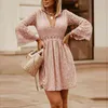 Kvinnor Elegant Flared Sleeve Party Klänning Broderi Flower Lace Dress Fashion Sexy V Neck Commute Lady Solid Mini Dress Vestidos Y1204