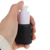 黒い曇りガラスのクリームボトル化粧品ローションスプレーボトル木の穀物のプラスチックのふたが付いている空の詰め替え可能な瓶