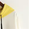 秋の綿vネックレターカジュアルプルオーバー長袖スウェットシャツ女性ルーズシャツブラックホワイト黄色の大きなサイズの服201204
