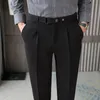 2022 Vintage cavalheiro elegante vestido calças homens bege slim ajuste inglaterra Calças recortadas com cinto branco calças festa de escritório cáqui