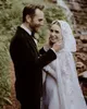 Romantische kanten kanten bruiloft Lily Collins ge￯nspireerde sprookjesprinses Bridal Cape 2023 Schouder Cloak Chapel Long Bridal Veils West -Britse Victoriaan