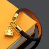 Luxury Smycken Kvinnor Läder Designer Bracelts med Guld Hjärta Märke Logo På IT High-Slut Elegant Fyra Blad Blommor Mönster Par Armband