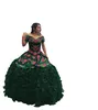 2022 Modest Mexican Charro Quinceanera Robes Robe de bal à plusieurs niveaux Vinatge brodé sur l'épaule Satin Organza Sweet 15 Dress 16 Girls Plus Size