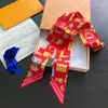 2022 클래식 핸드백 스카프 머리띠 여성 편지 꽃 실크 스크래브스 Bandeaux 가방 머리