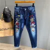 Nowy styl jesienny dżinsy męskie szczupły proste dżinsy haftowe smokki niebieskie dżinsowe spodnie modne ubranie