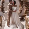 2021 Designer Bröllopsklänningar Tulle med långa ärmar Peats Ruched Lace Applique Strapless Custom Made Floor Length Wedding Gown Vestidos