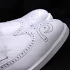 Chaussures d'affaires formelles blanches faites à la main en cuir véritable richelieu en cuir sculpté chaussures derby pour hommes