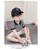 Set di vestiti per bambini piccoli Estate 1 2 3 4 5 anni Maglietta a maniche corte Fashion Strip + Pantaloncini bianchi Abiti per ragazzi Abbigliamento per bambini X0802