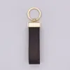 Nyckelringar Lanyards Ny g￥va Guldnyckelringar Brand Designer Key Chain Mens Luxury Car Keyring Womens Buckle Keychain Handgjorda l￤der M￤n kvinnor V￤skor h￤nge