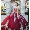 Bling Tulle Burgundy Quinceanera Платья для бальных платьев 2022 Золотые цветочные аппликации Принцесса Пухлые PROM Сладкие 16 Девушки Платье