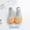 Первые ходунки 2021 летняя сетка обувь мальчика резиновые дети девушки рожденные аксессуары малыша младенческие носки Zapatos