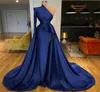 Charmante avondjurken Eén schouder lange mouw Dark Navy Blue Lady Gelegenheid Jurken Sweep Train Split Satin Prom Dress